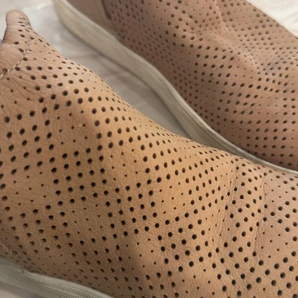 Dolce Vita Sneakers - Picture 2 of 9